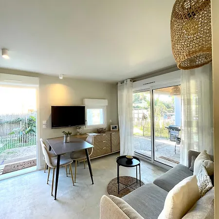 Casa de Férias Avec 200m De Jardin Prive La Sablhyeres Hyères
